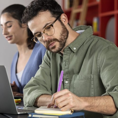 joven-escribiendo-sesion-estudio